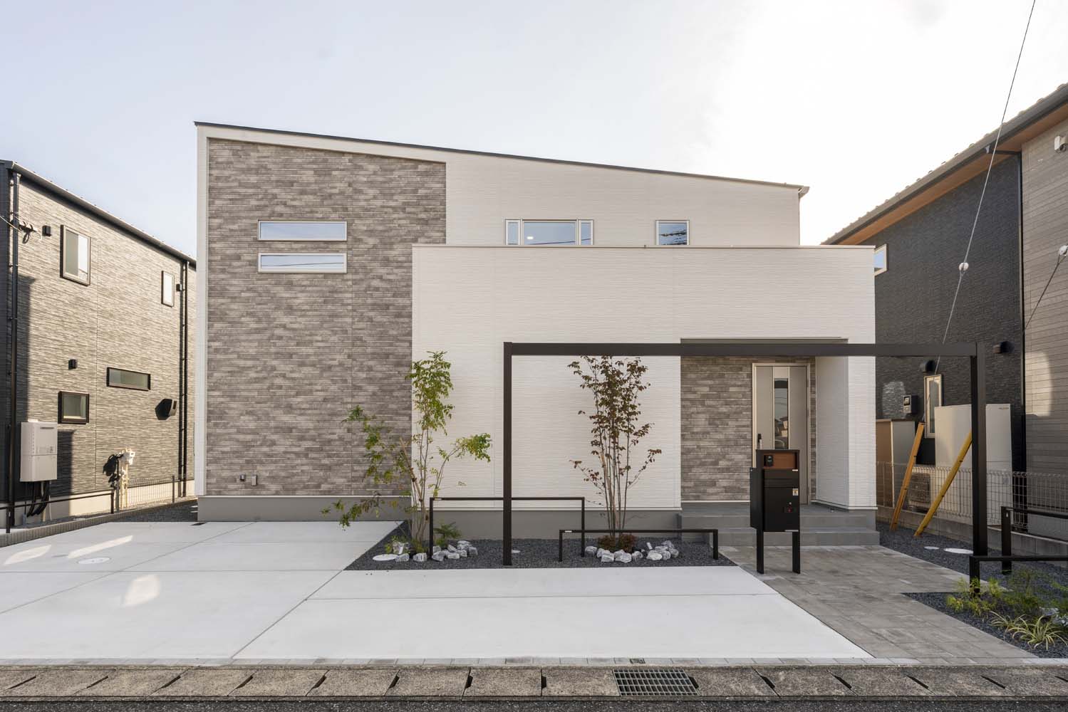 「プライベートリビング」を屋内外に設けた住まい